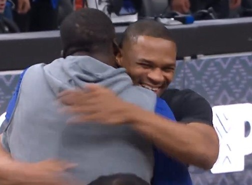 开云电子-场下都是哥们儿！威少与德罗赞“围殴”追梦 随后三人大笑拥抱